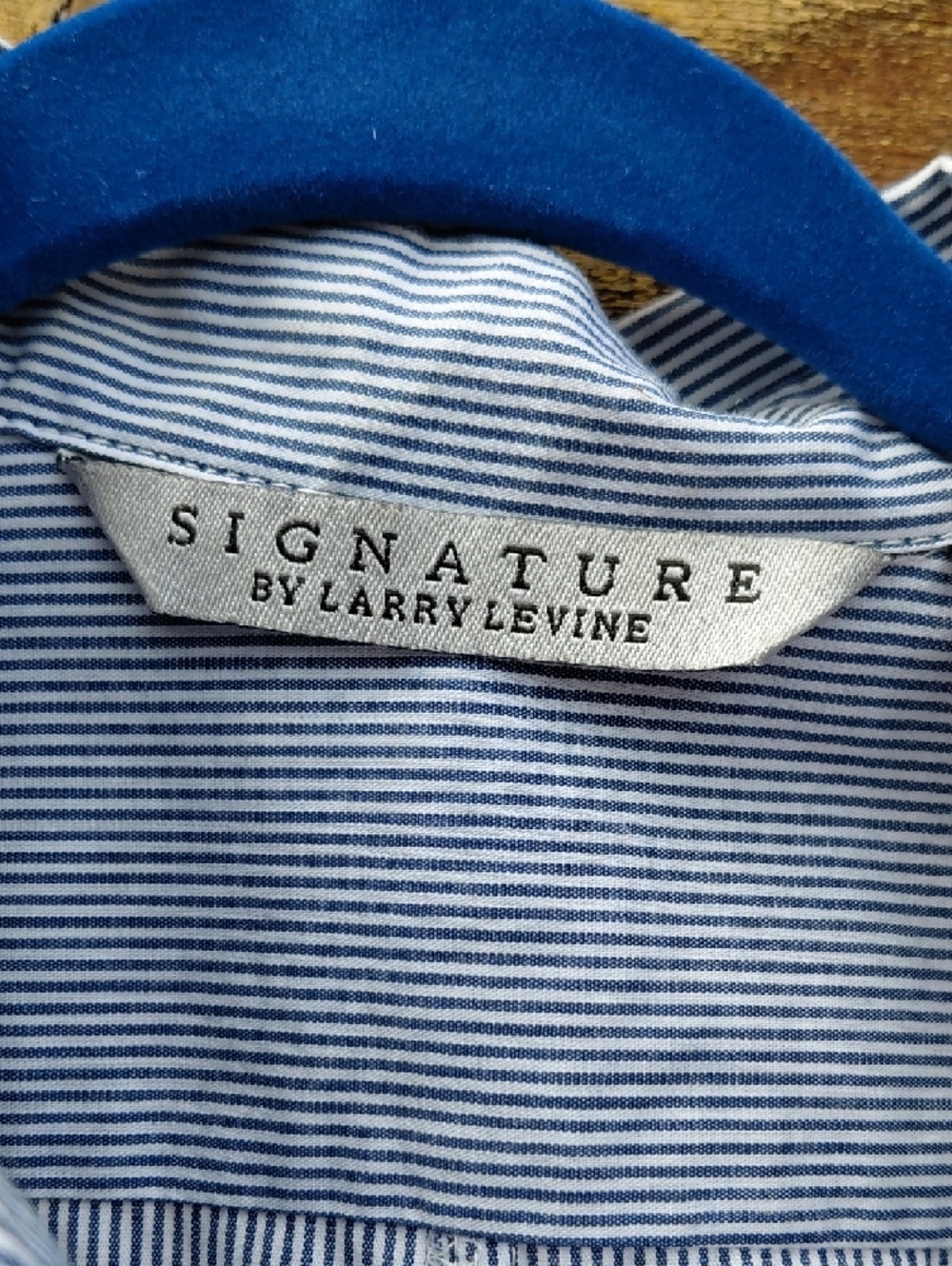🔴 Signature by Larry Levine Light Blue Pinstripe Pleated Front Tunic - Picture 4 of 6